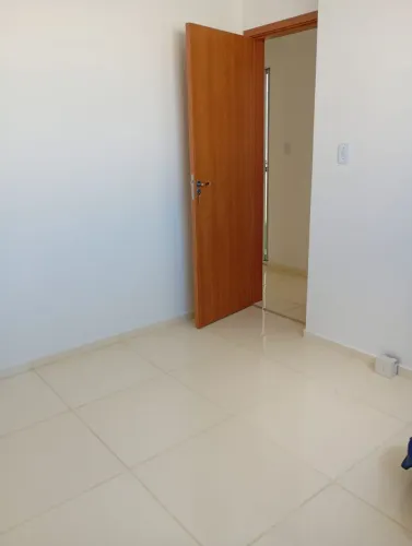 Dois quartos, sala conjugada , banheiro , quintal , térreo ,sol da manhã,uma garagem