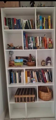 Estante Multiuso Branca - Design Moderno com Nichos