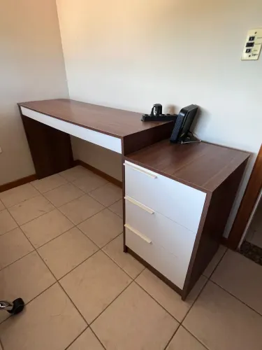Mesa de Escritório com Gaveteiro - 1,78m