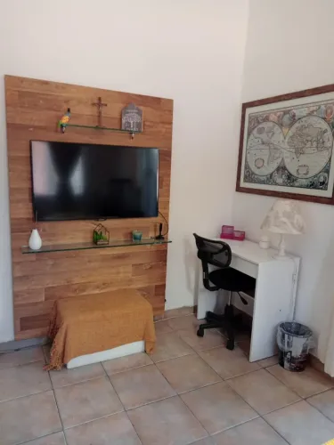 ALUGO QUARTO INDIVIDUAL AMPLO P/ MOÇA , TOTALMENTE MOBILIADO NO ?MIOLO? DE ICARAÍ 