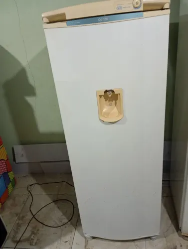 Vendo uma geladeira funcionando perfeitamente bairro nova Almeida serra tel *