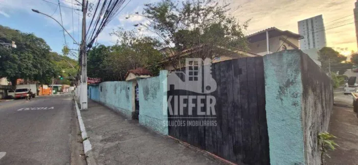 Terreno 859m² c/ 2 Casas no Fonseca: Acesso Duplo e Potencial Construtivo Único