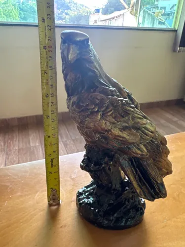 Estátua Gavião no Tronco em Gesso 22 cm