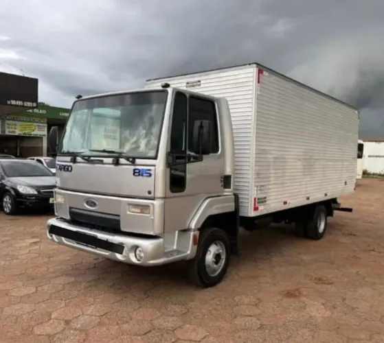 Ford cargo 815 baú seco ano 2013