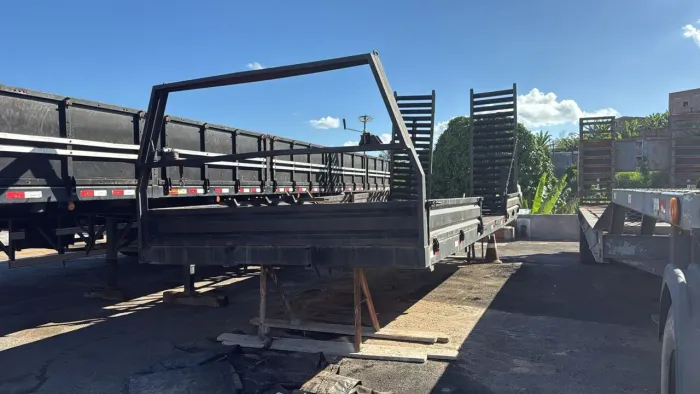 Carroceria de aço pra transportar máquinas.