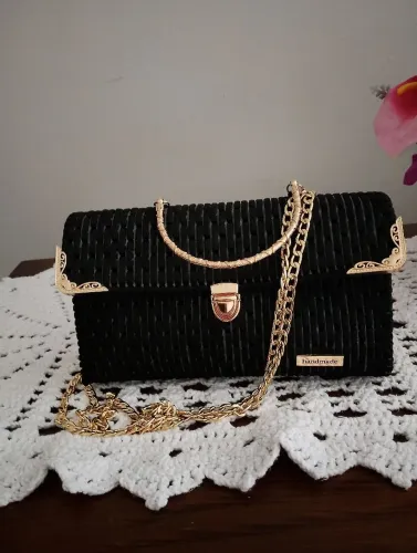Bolsa de ombro e alça na tela elegante