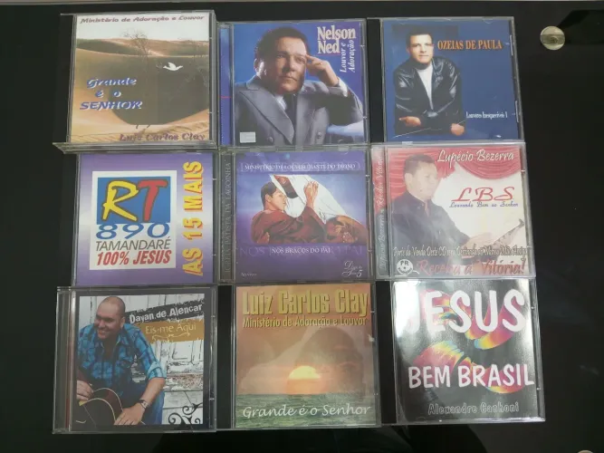 CDs com músicas religiosas.