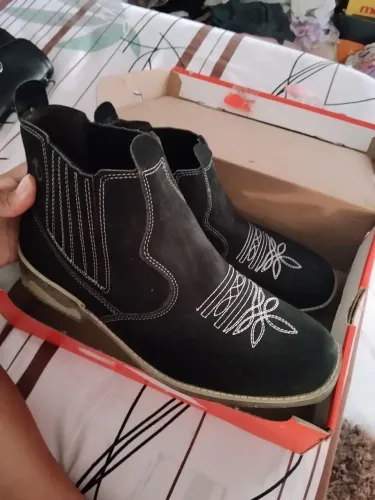 VENDO BOTA USADA UMA VEZ SO 