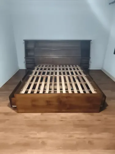Cama Queen de madeira 