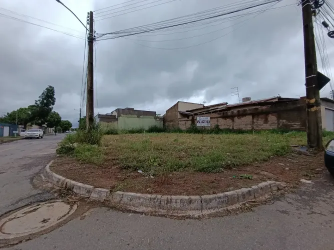 Lote em avenida comercial com casa construída