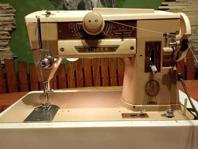 Máquina de costura vintage Singer Modelo #401A