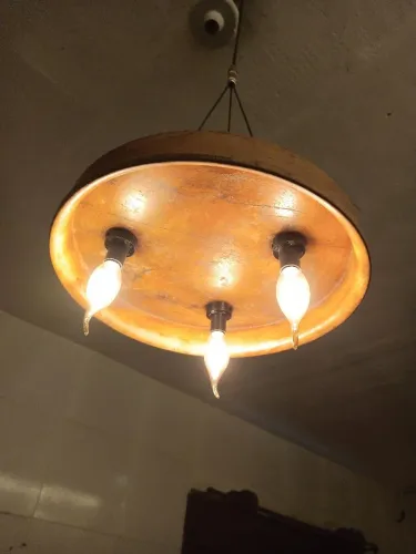 Luminária pendente com lâmpadas tipo vela.