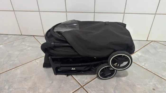Carrinho para bebê compacto
