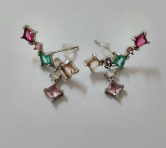 Brincos com strass coloridos (novos).