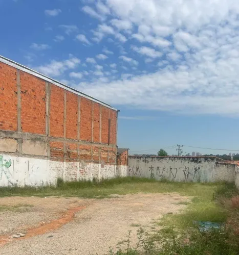 ' Terreno comercial, 387 m², à 200 metros da Av. General Carneiro.'
