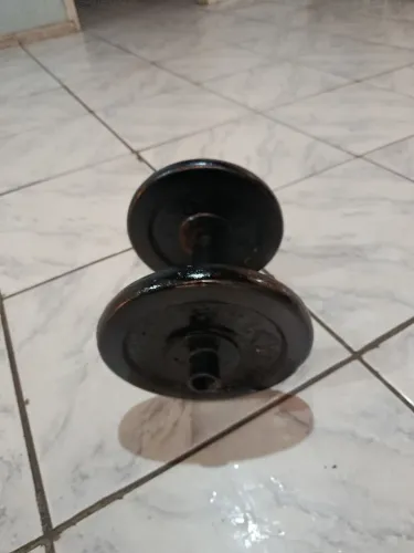 Um halteres de 8 kilos 