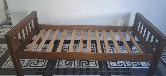 Cama de solteiro estrutura de beliche de madeira robusta seminova. 