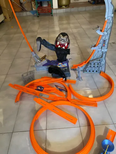 hot Wheels Gorila + maleta posto