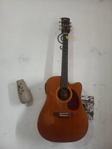 Violão Cort rao Sitika Spruce sólido no tampo e Maple ( laminado ) fundos e laterais