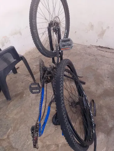Vendo uma bicicleta pouco dias de uso