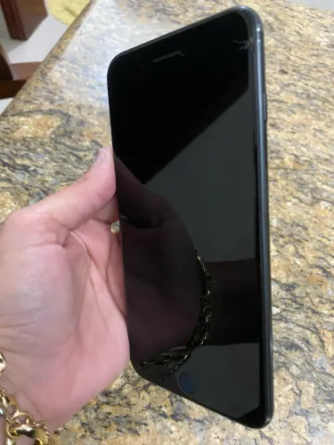 iPhone 7 Plus com detalhes