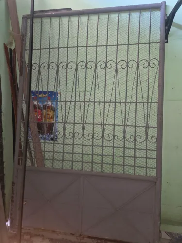 Vendo Portão de Ferro em boas condições (Ideal p/ garagem)
