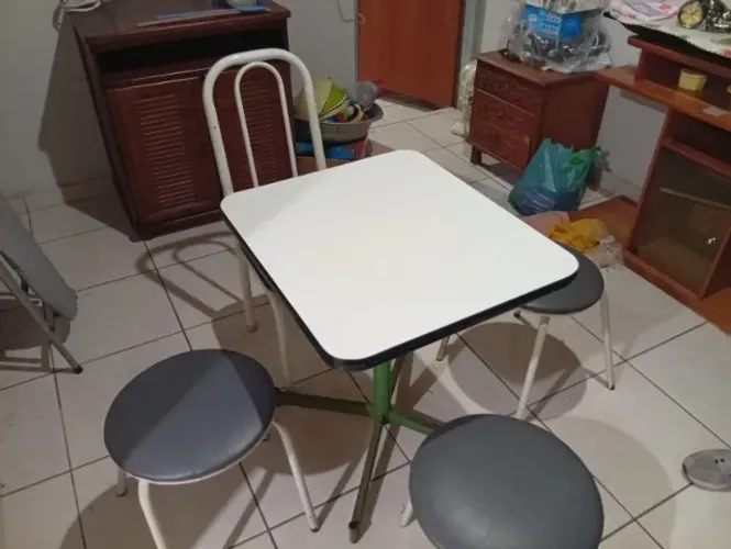 Mesa com 3 bancos e 1 cadeira