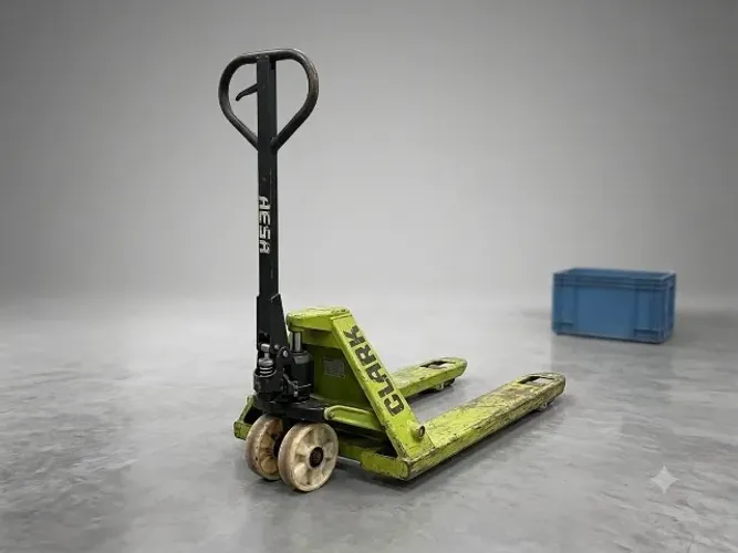 Paleteira hidráulica manual marca Clark modelo CJ25