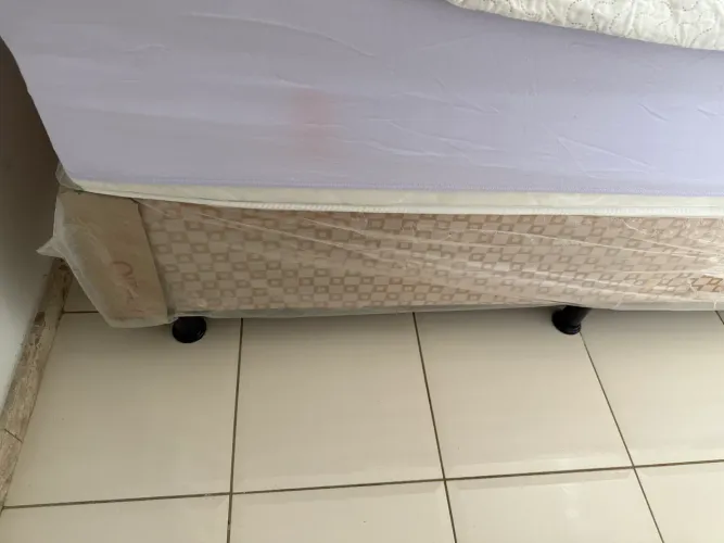 Vende-se uma base de cama tamanho tradicional nova ainda com o plástico da loja