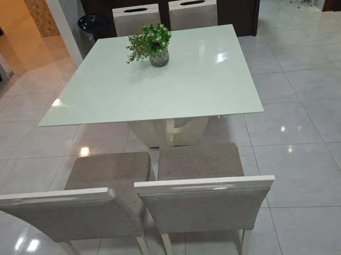 Mesa laqueada branca com 4 cadeiras de tecido linho