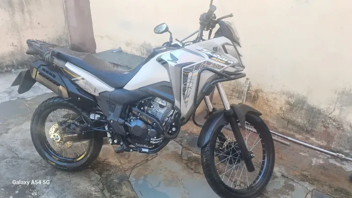  Vendo sahara 300 , pouco rodada , não  rodou em estrada de chão,  nada a fazer 