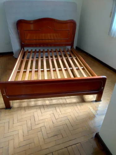Cama casal de madeira com colchão e 2 criado mudo