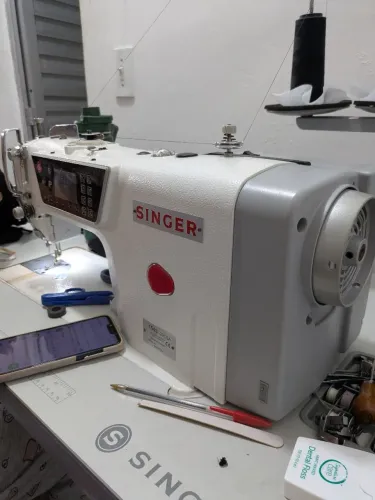 Vendo 1 Singer e uma overloque 5 fios Direct drive