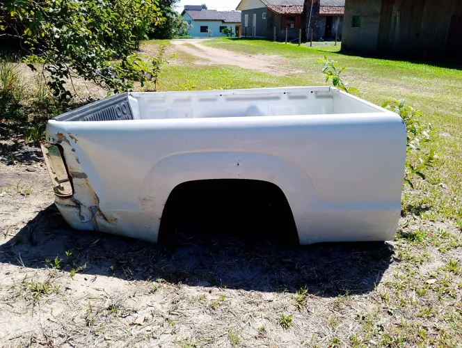 Caçamba Amarok cabine simples batida com amassados
