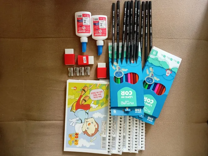 KIT ESCOLAR: 5 caderno pequeno, 10 lápis pretos, 3 borracha, 4 apontador, 2 cola...