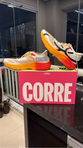 TÊNIS CORRE 4 BRANCO E LARANJA