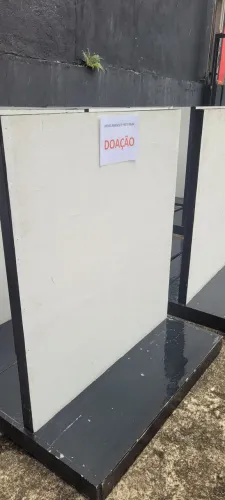 Móvel expositor para Doação