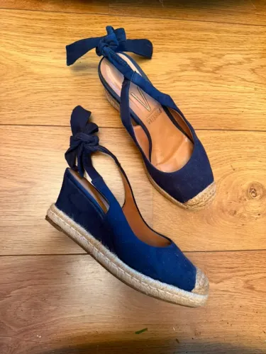 sapato azul anabela de camurça com sisal