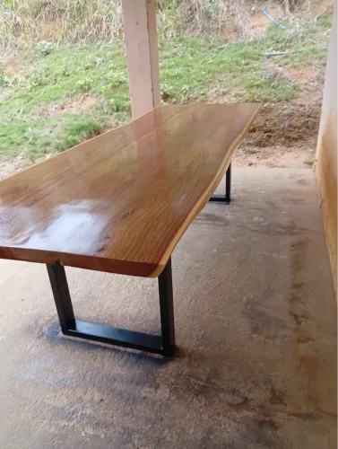 Mesa com pés em metalon