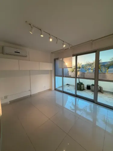 Sala à venda tem 66 metros quadrados com 1 quarto em Barra da Tijuca - Rio de Janeiro - RJ