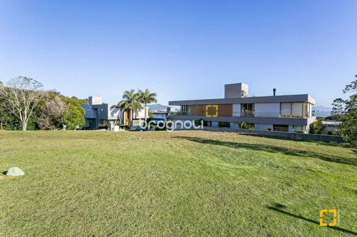 Oportunidade no Cacupé: Terreno com Vista para o Mar em Condomínio de luxo com infraestrut