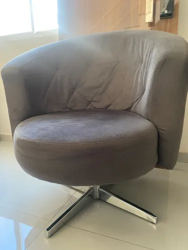 Poltrona giratória pés metálicos 
