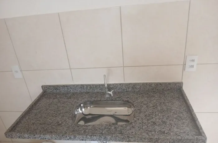 Bancada em granito 120cm  com cuba em inox , incluso torneira