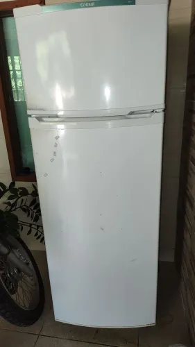 Geladeira consul crd37 usada , vendendo para desocupar espaço.