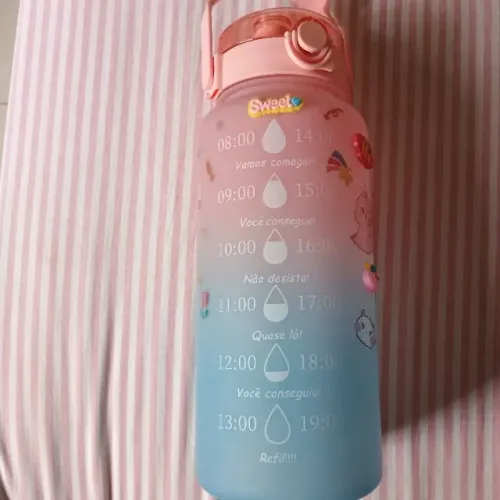 Garrafinha de água 2L degradê rosa e azul com adesivos 3D