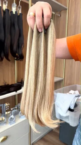 Cabelo humano medindo 45 cm contendo 80 gramas