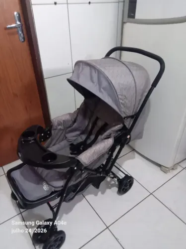 Carrinho de bebê Cosco semi Novo unissex
