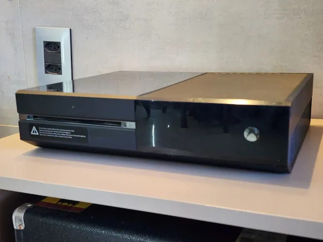 Xbox One Big Fat Black com 9 Jogos de midia física