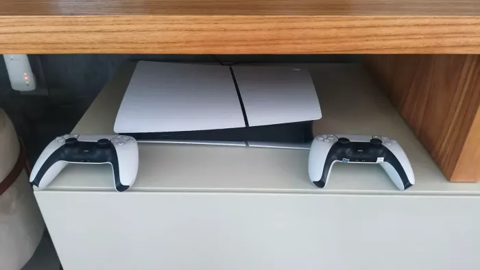 PlayStation 5 Slim Digital + 2 Controles Excelente Estado