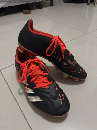 Chuteira Adidas Predator - Tamanho 41/42